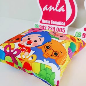 ¿Buscas un souvenir que sea tierno, duradero y realmente útil? Nuestras almohadas cuadradas sublimadas son la opción perfecta para sorprender a tus invitados y dejar un hermoso recuerdo de ese día tan especial.
