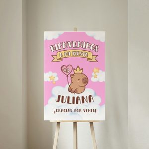 Dale un toque mágico a tu celebración con este cuadro de bienvenida Capibara en foamboard con vinil, perfecto para decorar la entrada de tu fiesta. Un accesorio llamativo y delicado que sorprenderá a tus invitados desde el primer momento.
