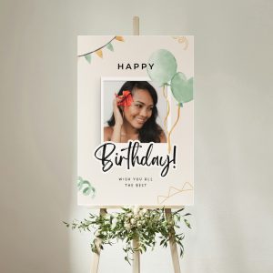 Dale un toque único, divertido y profesional a tu celebración con nuestro Cuadro de Feliz Cumpleaños Personalizado. Diseñado especialmente para ser el centro de atención en el espacio de fotos (photocall), este marco fotográfico hará que tus invitados se lleven un recuerdo espectacular con colores vibrantes y acabados de primera.