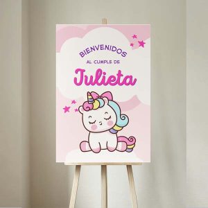 Dale un toque mágico a tu celebración con este cuadro de bienvenida de Baby Unicornio en foamboard con vinil, perfecto para decorar la entrada de tu fiesta. Un accesorio llamativo y delicado que sorprenderá a tus invitados desde el primer momento.