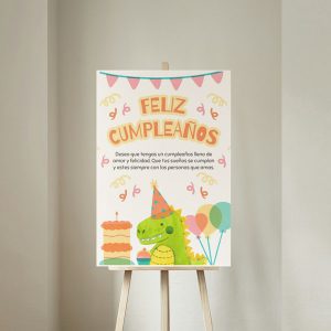Dale un toque mágico a tu celebración con este cuadro de bienvenida tematica Dino en foamboard con vinil, perfecto para decorar la entrada de tu fiesta. Un accesorio llamativo y delicado que sorprenderá a tus invitados desde el primer momento.