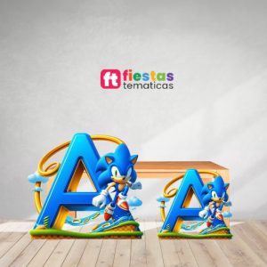 Dale un toque único y divertido a tu fiesta con nuestras letras en vinil y foam de Sonic, perfectas para decorar mesas, fondos y espacios especiales. Puedes elegir la inicial del cumpleañero y personalizarla en dos tamaños: 70 cm o 1 m de altura, ambas con soporte firme para mantenerse en pie durante todo el evento.
