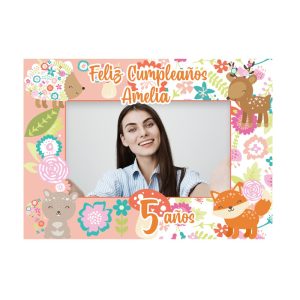 Marco Selfie Temático Animales de la Floresta Personalizado Dale un toque mágico y original a tu fiesta infantil con nuestro Marco Selfie de Animales de la Floresta. Diseñado especialmente para capturar los mejores momentos, este cuadro fotográfico es el complemento perfecto para que tu decoración destaque con colores vibrantes y acabados profesionales.