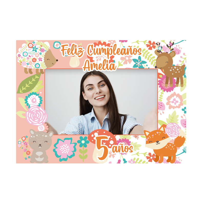 Marco Selfie Temático Animales de la Floresta Personalizado Dale un toque mágico y original a tu fiesta infantil con nuestro Marco Selfie de Animales de la Floresta. Diseñado especialmente para capturar los mejores momentos, este cuadro fotográfico es el complemento perfecto para que tu decoración destaque con colores vibrantes y acabados profesionales.