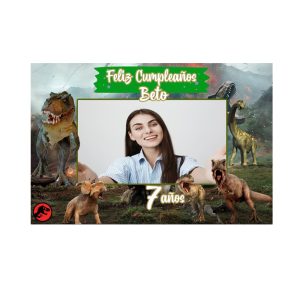 Marco Selfie Temático Dinosaurios Personalizado Dale un toque mágico y original a tu fiesta infantil con nuestro Marco Selfie de dinosaurios. Diseñado especialmente para capturar los mejores momentos, este cuadro fotográfico es el complemento perfecto para que tu decoración destaque con colores vibrantes y acabados profesionales.