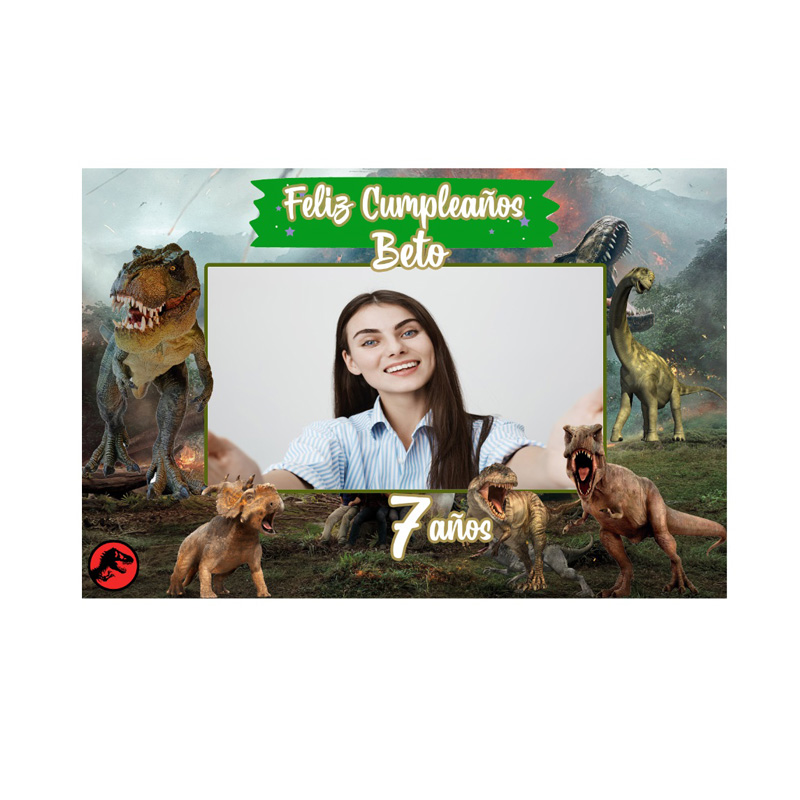 Marco Selfie Temático Dinosaurios Personalizado Dale un toque mágico y original a tu fiesta infantil con nuestro Marco Selfie de dinosaurios. Diseñado especialmente para capturar los mejores momentos, este cuadro fotográfico es el complemento perfecto para que tu decoración destaque con colores vibrantes y acabados profesionales.