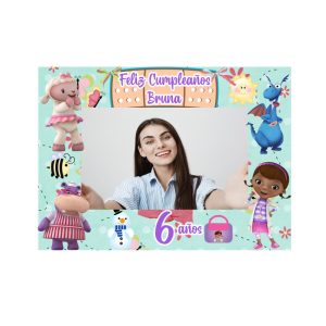 Marco Selfie Temático Doctora Juguetes Personalizado Dale un toque mágico y original a tu fiesta infantil con nuestro Marco Selfie de Doctora Juguetes. Diseñado especialmente para capturar los mejores momentos, este cuadro fotográfico es el complemento perfecto para que tu decoración destaque con colores vibrantes y acabados profesionales.