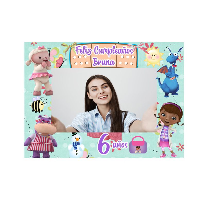 Marco Selfie Temático Doctora Juguetes Personalizado Dale un toque mágico y original a tu fiesta infantil con nuestro Marco Selfie de Doctora Juguetes. Diseñado especialmente para capturar los mejores momentos, este cuadro fotográfico es el complemento perfecto para que tu decoración destaque con colores vibrantes y acabados profesionales.
