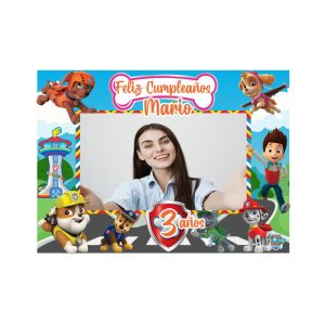 Marco Selfie Temático PAW Patrol Personalizado Dale un toque mágico y original a tu fiesta infantil con nuestro Marco Selfie de PAW Patrol. Diseñado especialmente para capturar los mejores momentos, este cuadro fotográfico es el complemento perfecto para que tu decoración destaque con colores vibrantes y acabados profesionales.