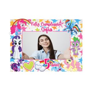 Marco Selfie Temático My Little Pony Personalizado Dale un toque mágico y original a tu fiesta infantil con nuestro Marco Selfie de My Little Pony. Diseñado especialmente para capturar los mejores momentos, este cuadro fotográfico es el complemento perfecto para que tu decoración destaque con colores vibrantes y acabados profesionales.