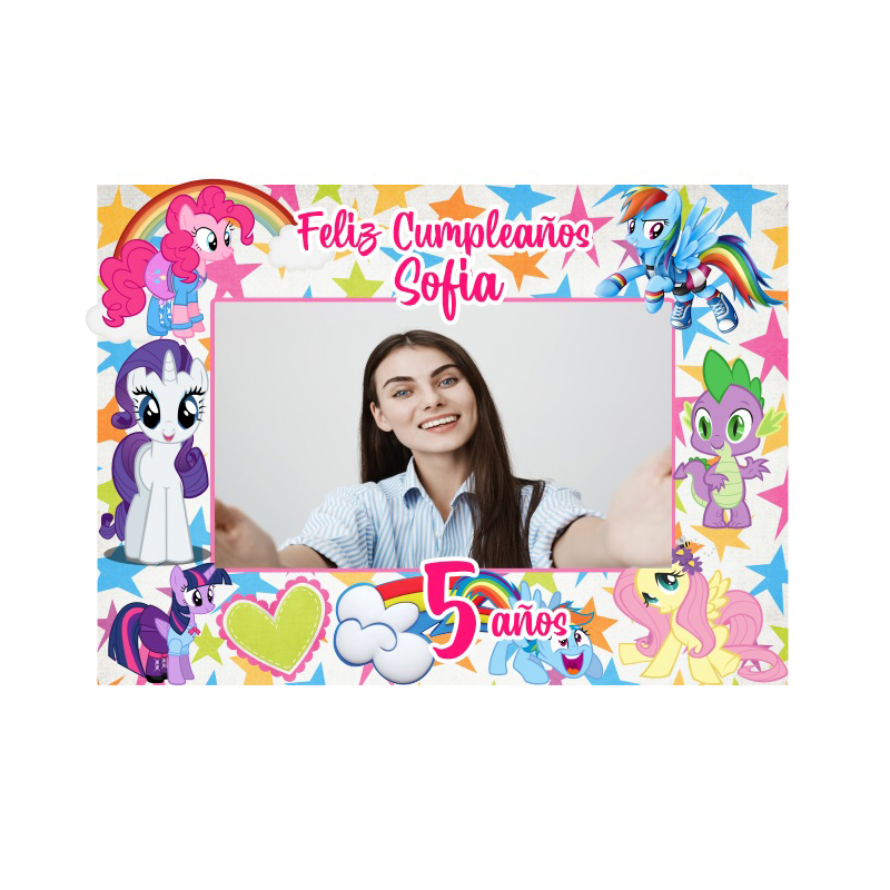 Marco Selfie Temático My Little Pony Personalizado Dale un toque mágico y original a tu fiesta infantil con nuestro Marco Selfie de My Little Pony. Diseñado especialmente para capturar los mejores momentos, este cuadro fotográfico es el complemento perfecto para que tu decoración destaque con colores vibrantes y acabados profesionales.