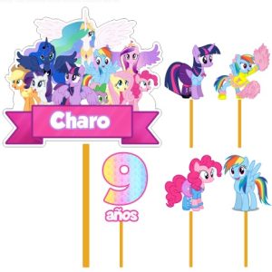 ¿Quieres que tu torta sea el centro de todas las miradas? Nuestro Pack de Toppers Personalizados es la solución perfecta para transformar un pastel sencillo en una verdadera obra de arte decorativa. Gracias a que están fabricados en vinil de alta resistencia y foam, cuentan con un acabado impecable y un efecto en alto relieve con un espesor de 5 mm. Esto les da cuerpo, estabilidad y una presentación 3D muy superior a los toppers de papel comunes.