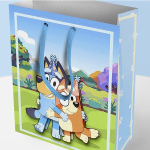 ¡Sorprende a tus invitados desde el primer momento! Las bolsitas para dulces personalizadas de Bluey son el recuerdo ideal para cerrar con broche de oro cualquier cumpleaños, aniversario o celebración temática. Diseñadas con alta definición, son perfectas para armar un delicioso kit de golosinas con caramelos, chocolates, galletas o pequeños juguetes. ¡Ideas y creatividad no van a faltar para rellenarlas!